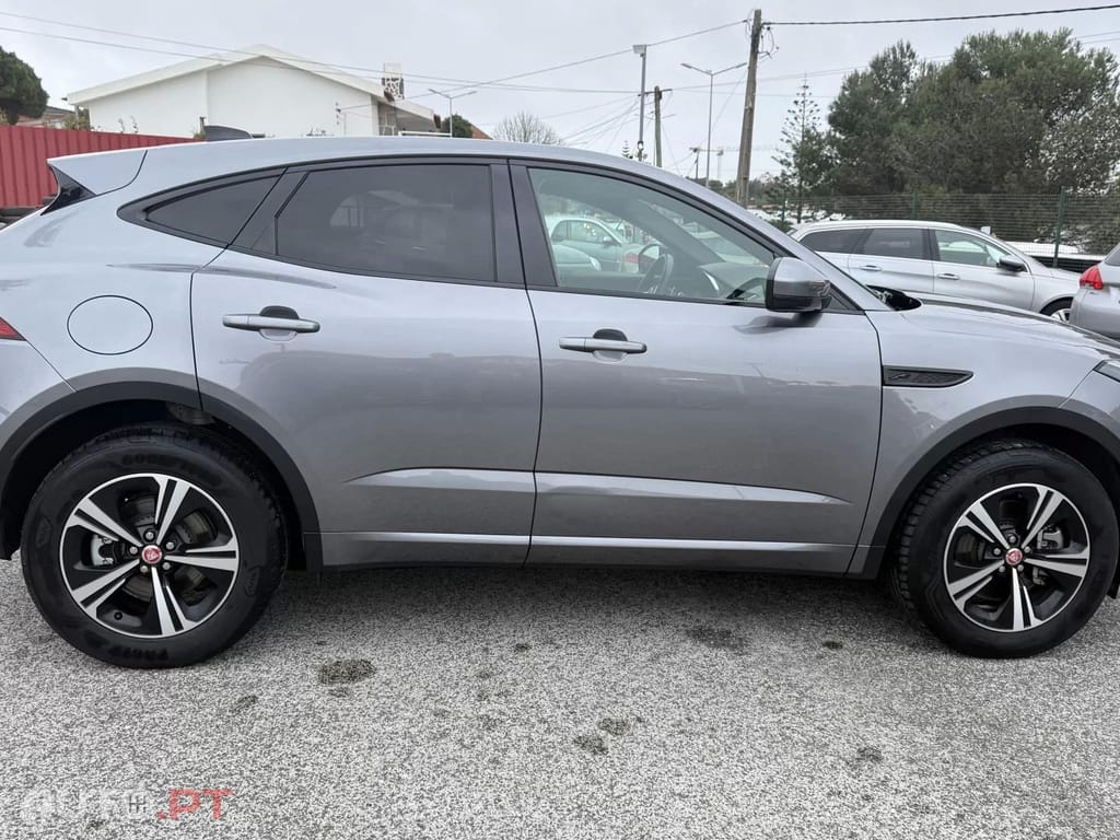 Jaguar E-Pace 1.5 P300e R-Dynamic SE AWD Aut. — fotografia 11