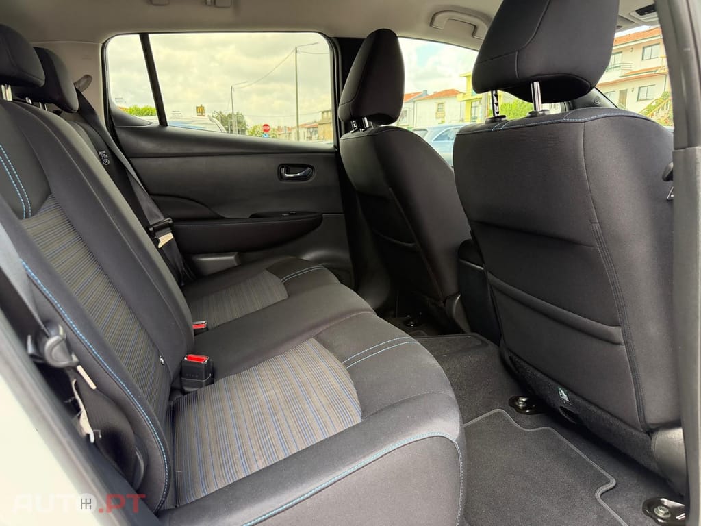 Nissan Leaf N-Connecta Two Tone