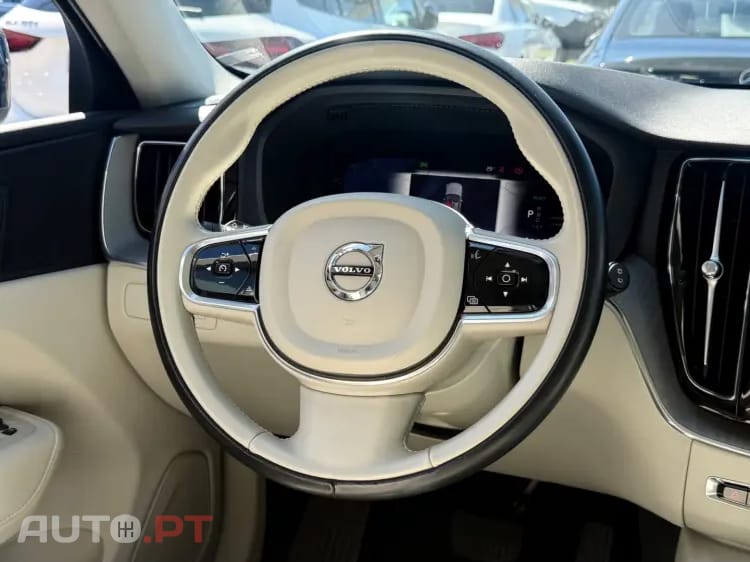 Volvo XC 60 2.0 T6 PHEV Core AWD — fotografia 14