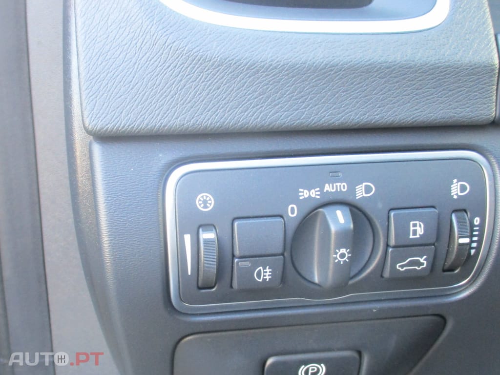 Volvo V60 2.0 D4 Momentum Plus Geartronic 180 cv