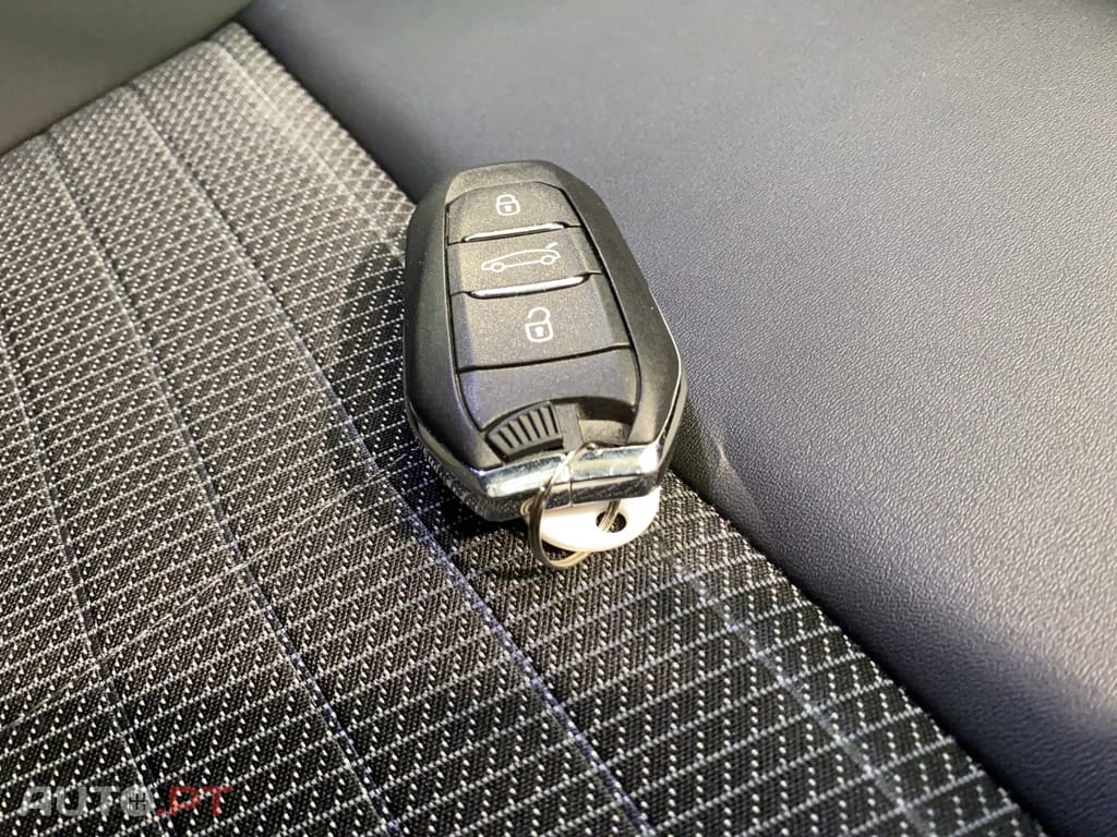 Peugeot 3008 1.2 Hybrid Allure e-DCS6