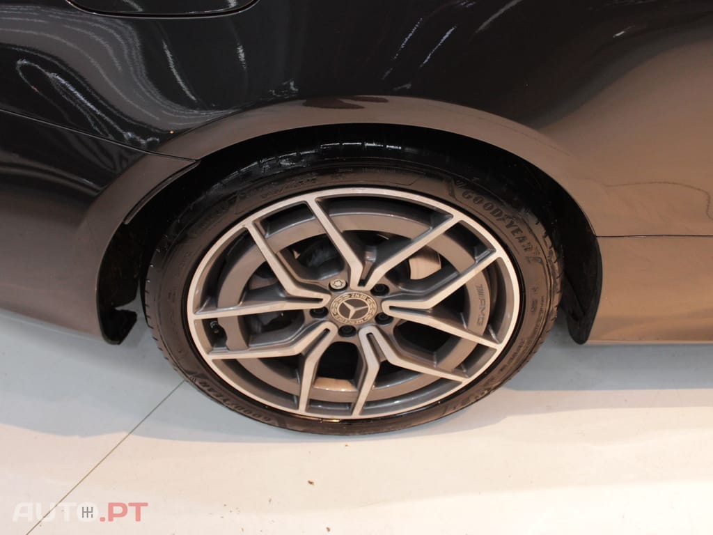 Mercedes-Benz E 220 AMG LINE