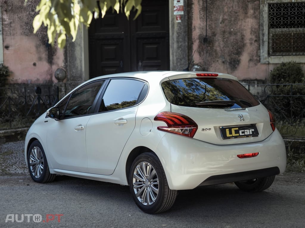 Peugeot 208 1.2 PureTech Signature