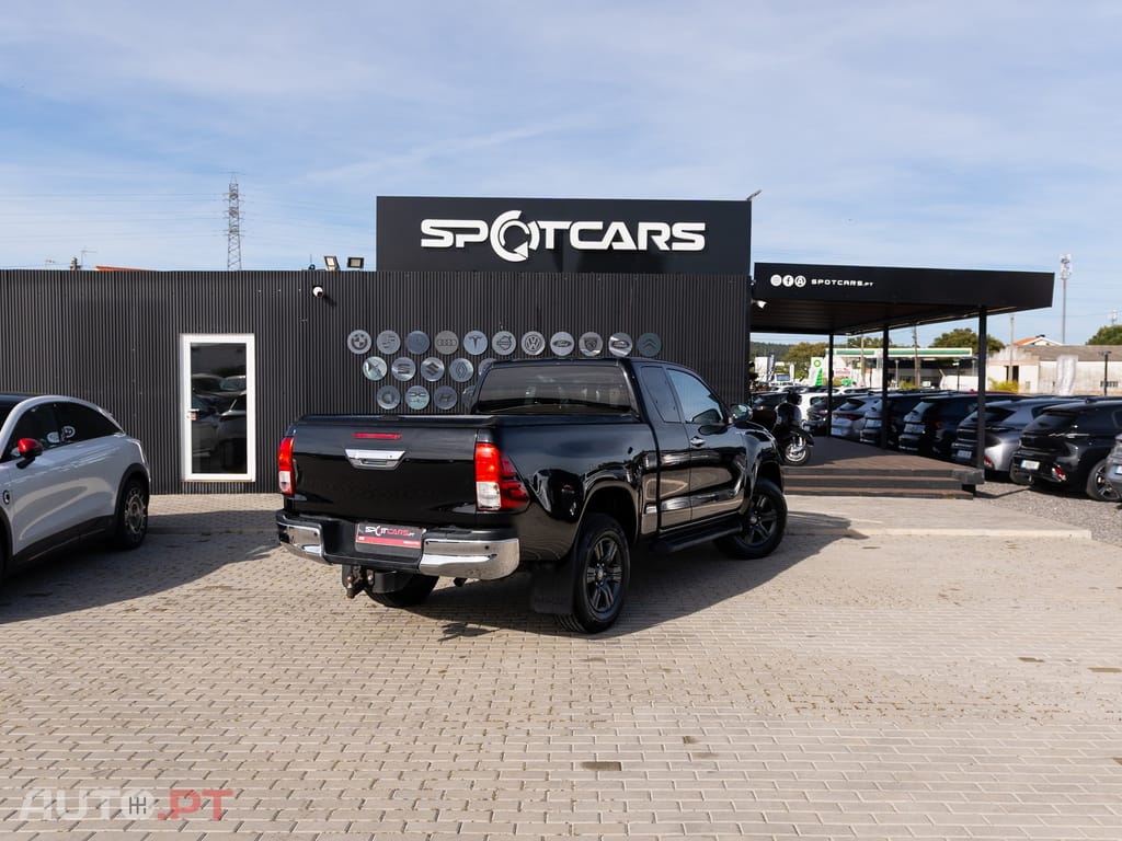 Toyota Hilux 2.4 D-4D 4WD CD Tracker S CA