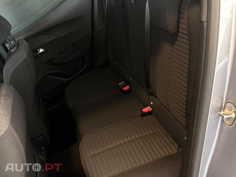 Peugeot E-2008 50 kWh Active