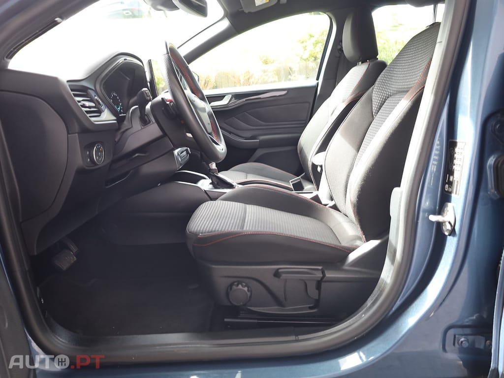 Ford Focus SW 1.0 EcoBoost MHEV ST-Line Aut — fotografia 17