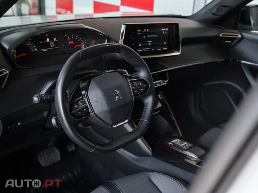 Peugeot 2008 1.2 PureTech Allure EAT8