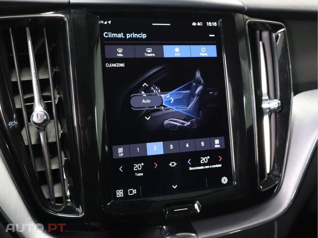 Volvo XC60 2.0 B4  Momentum Plus 