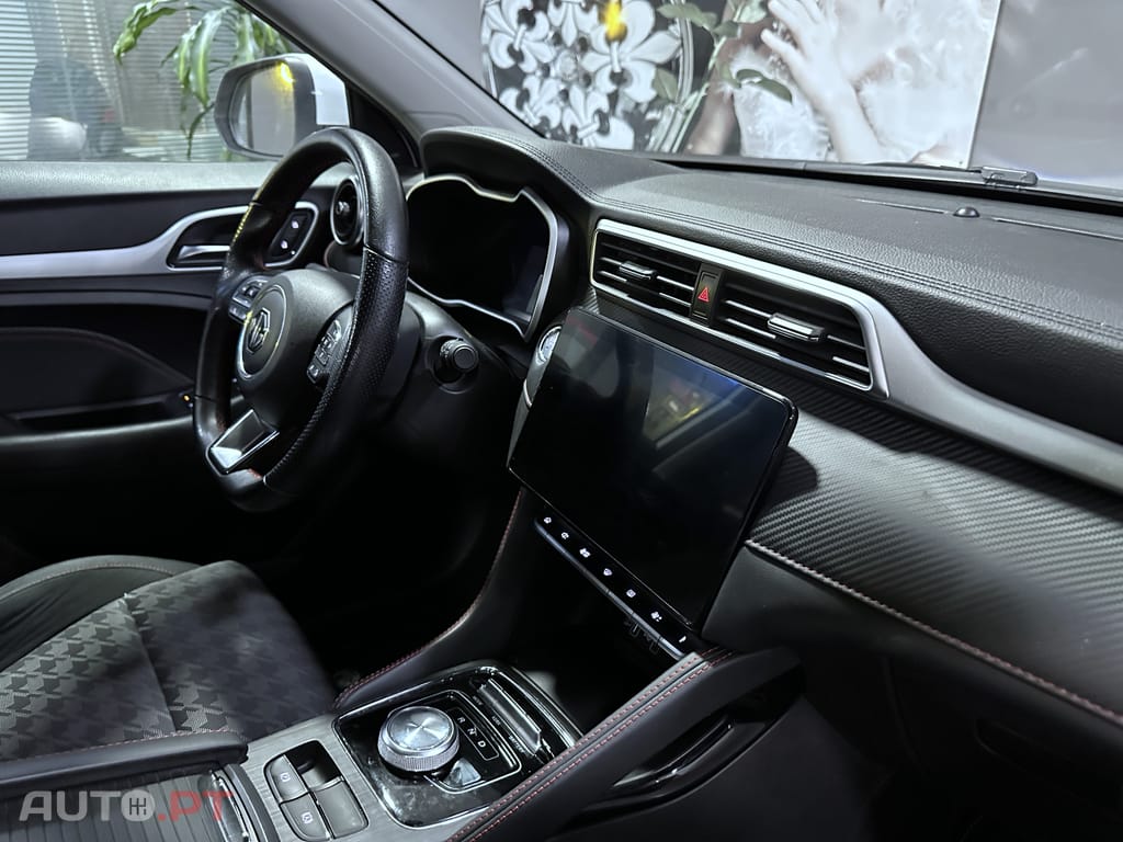 MG ZS Standard Luxury