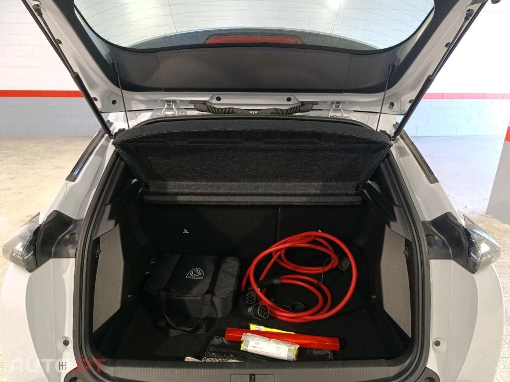 Peugeot E-2008 50 kWh Style