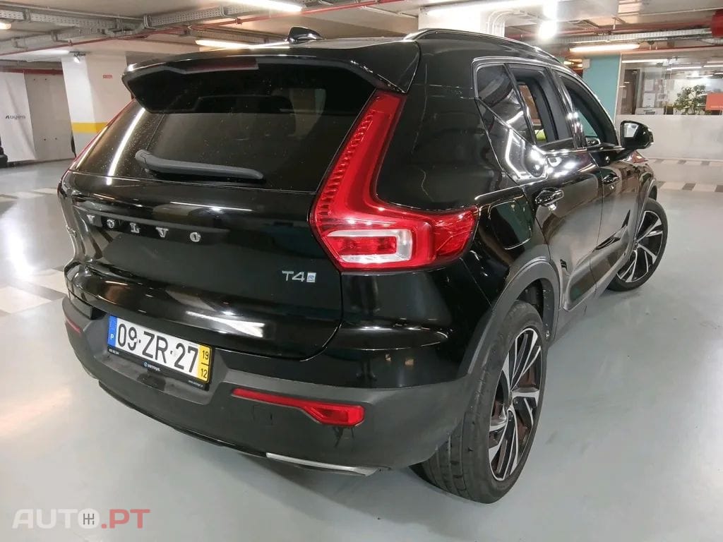 Volvo XC40 2.0 T4 R-Design