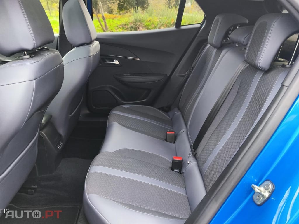 Peugeot E-2008 50 kWh Allure Pack