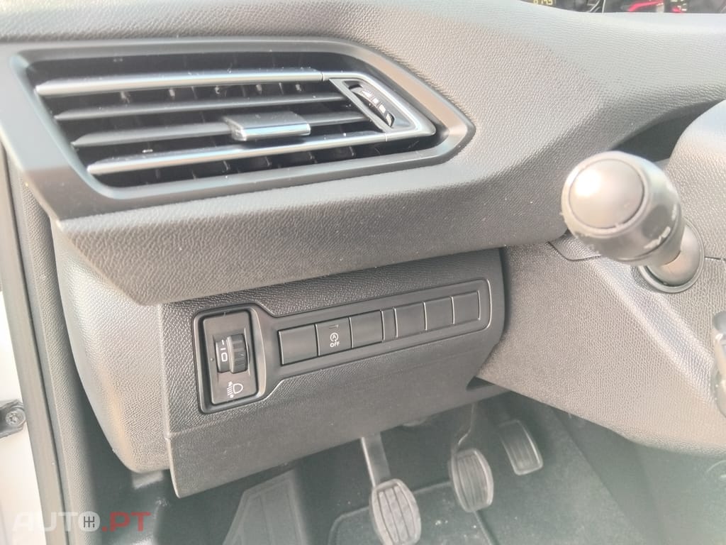 Peugeot 308 II 1.5 BlueHDi Business Line