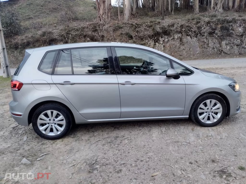 Volkswagen Golf 1.6 TDI Confortline — fotografia 8