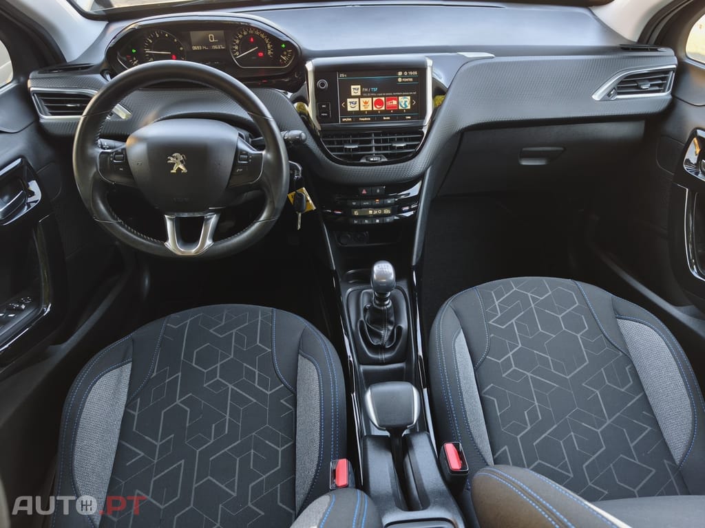 Peugeot 2008 1.2 PureTech Signature — fotografia 4
