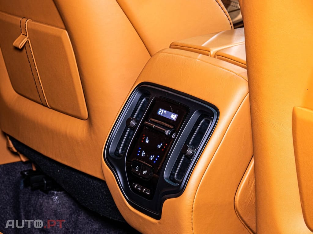 Aston Martin DBX 707