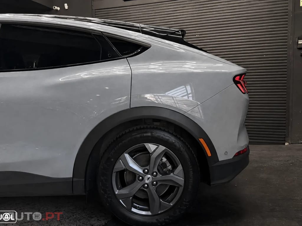 Ford Mustang Mach-E 75.7 kWh Base