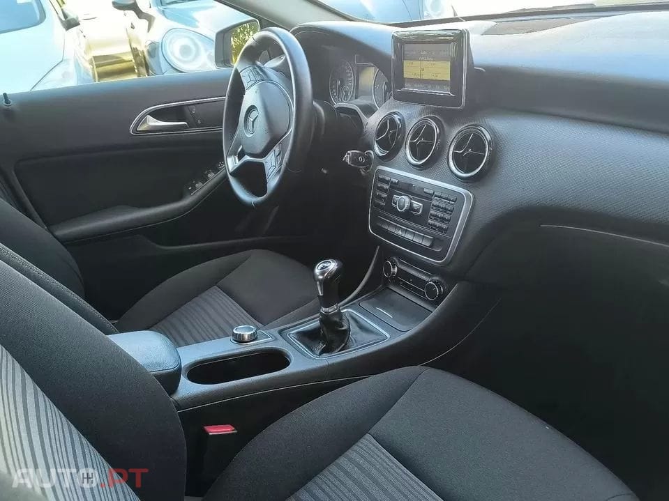 Mercedes-Benz A 180 CDI BlueEFFICIENCY — fotografia 4