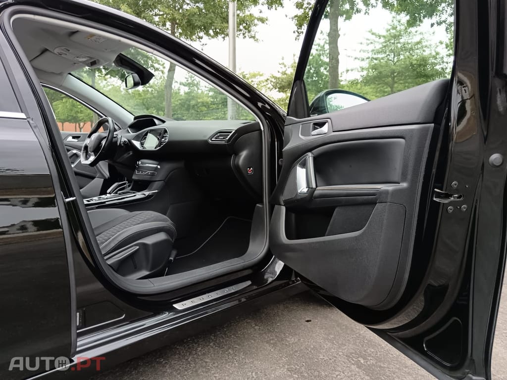 Peugeot 308 1.2 PureTech S&S Road Trip EAT8