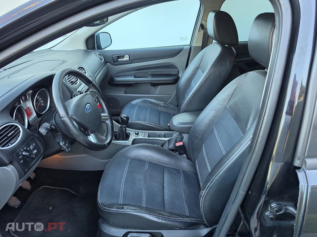 Ford Focus SW 1.6 TDCi Ghia — fotografia 8