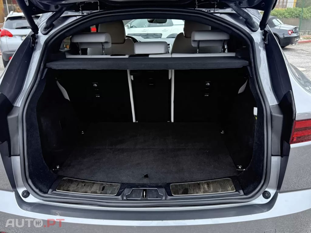 Jaguar E-Pace 1.5 P300e R-Dynamic SE AWD Aut. — fotografia 23