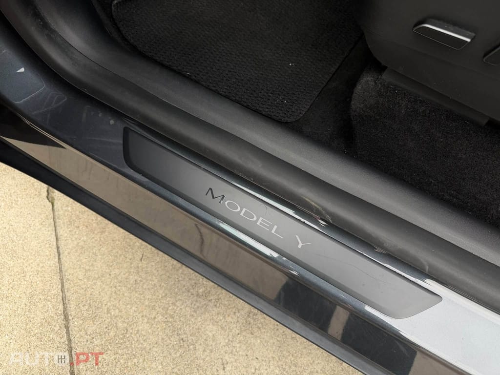 Tesla Model Y Long-Range RWD