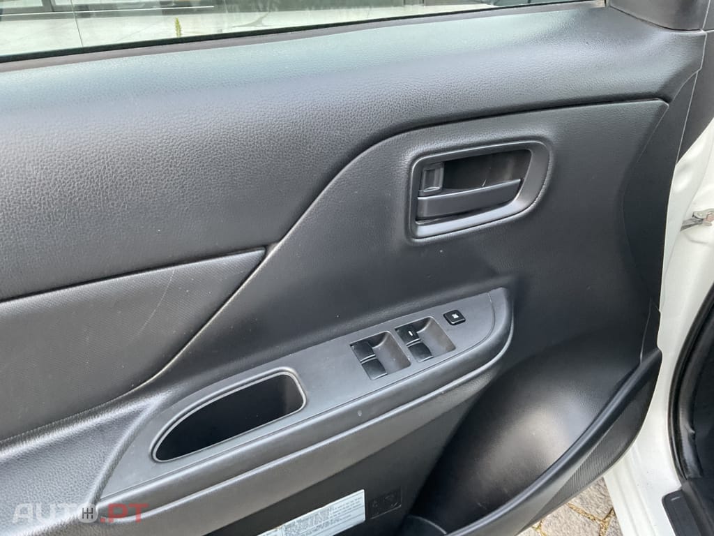 Mitsubishi L200 2.3 DI-D CD Invite Strakar Look 4WD