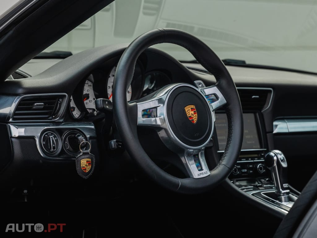 Porsche 911 Carrera 4 Cabriolet PDK Black Edition