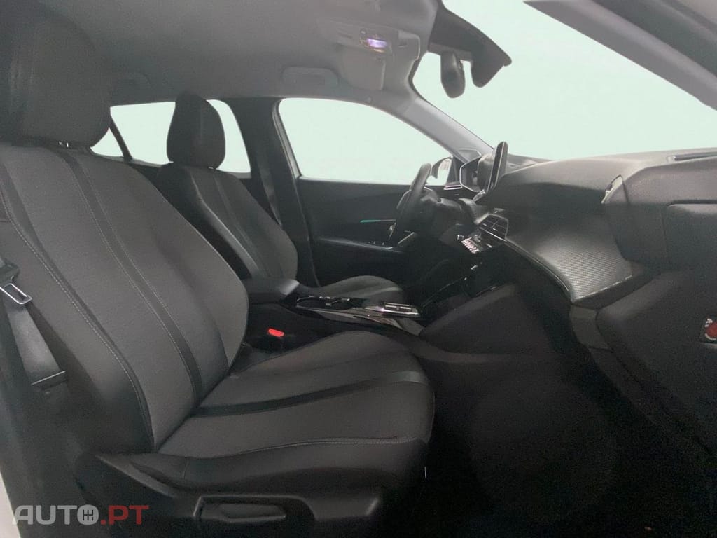 Peugeot E-2008 50 kWh Allure Pack