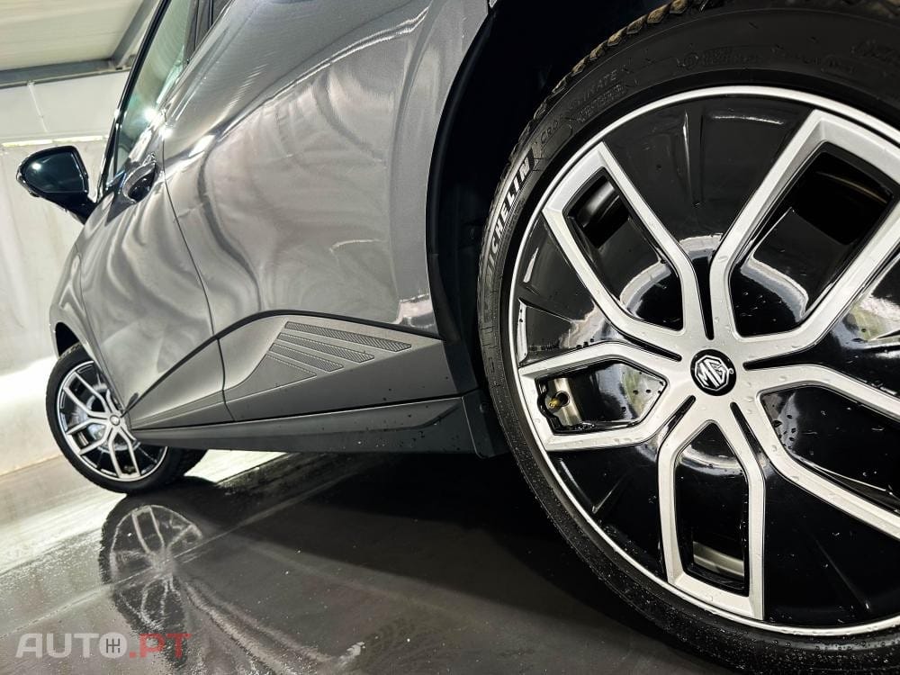 MG MG4 77 kWh Extended Range Luxury