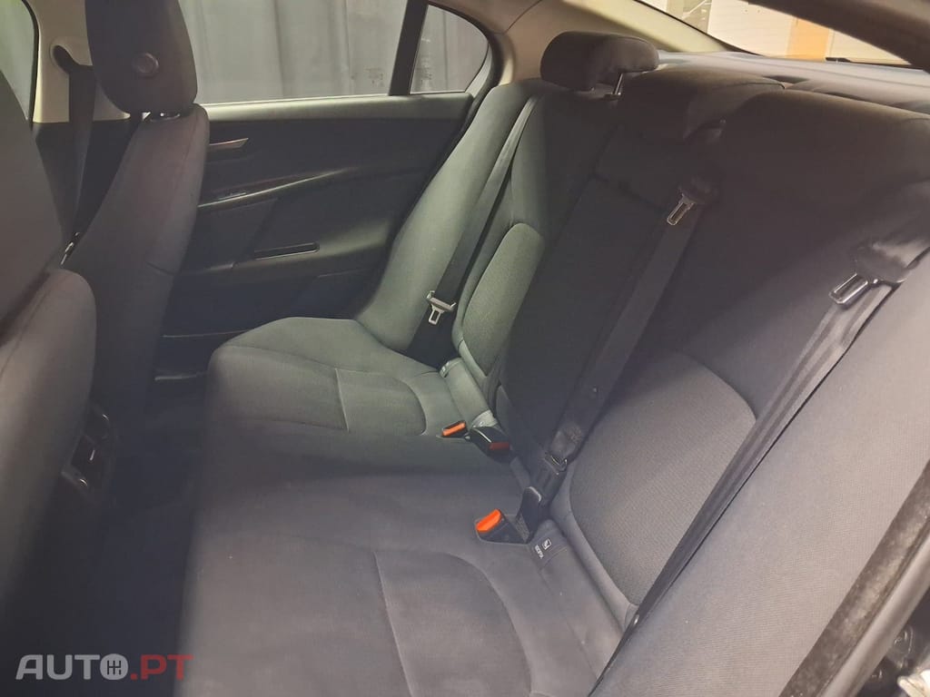 Jaguar XE 2.0 D Prestige Aut. — fotografia 8