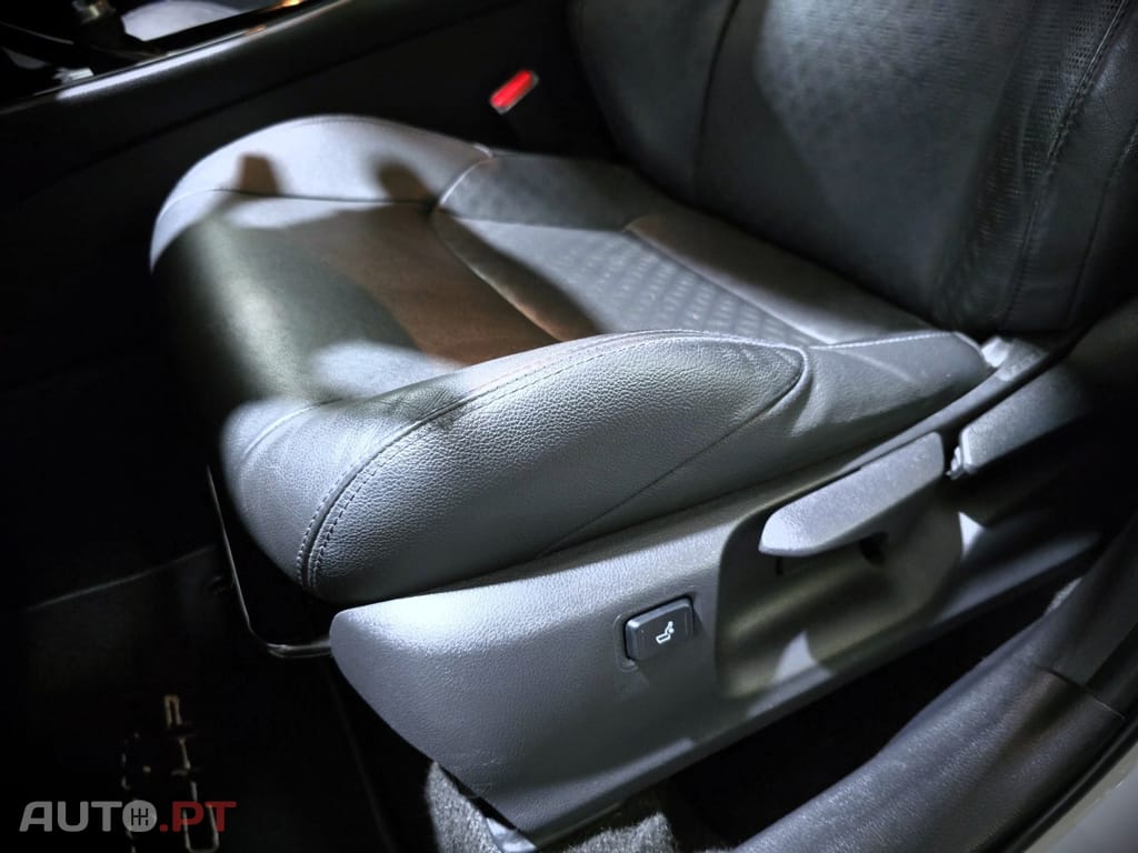 Toyota C-HR 1.8 HSD Lounge — fotografia 23