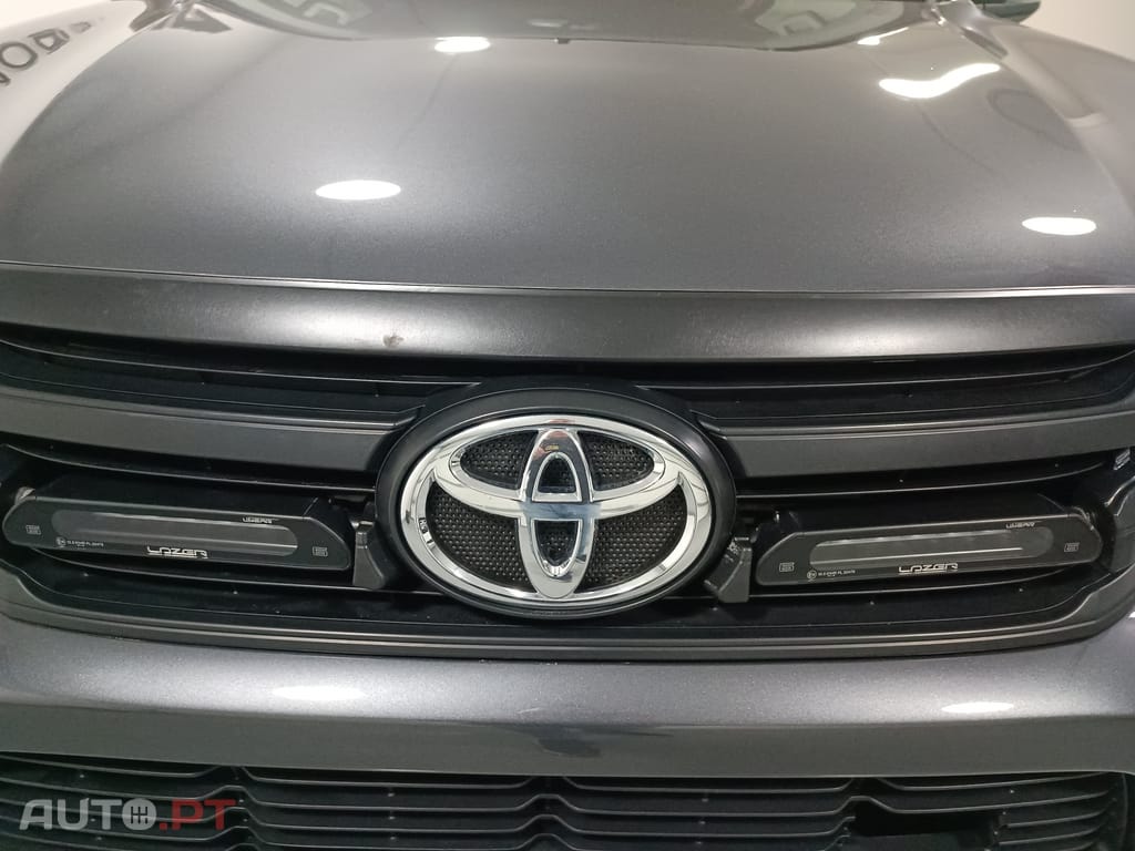 Toyota Hilux Xtra Cab 2.4 D-4D DLX+ 4WD M/T