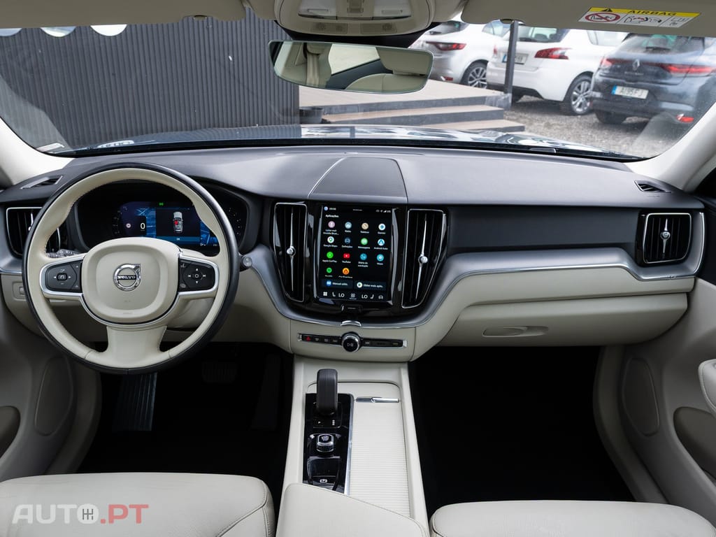 Volvo XC 60 2.0 B4 Momentum — fotografia 23