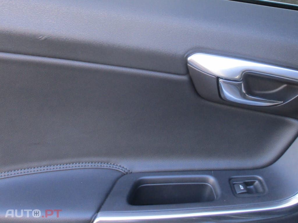 Volvo V60 2.0 D4 Momentum Plus Geartronic 180 cv