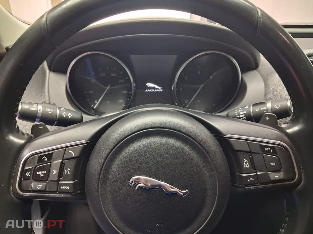 Jaguar XE 2.0 D Prestige Aut. — fotografia 12