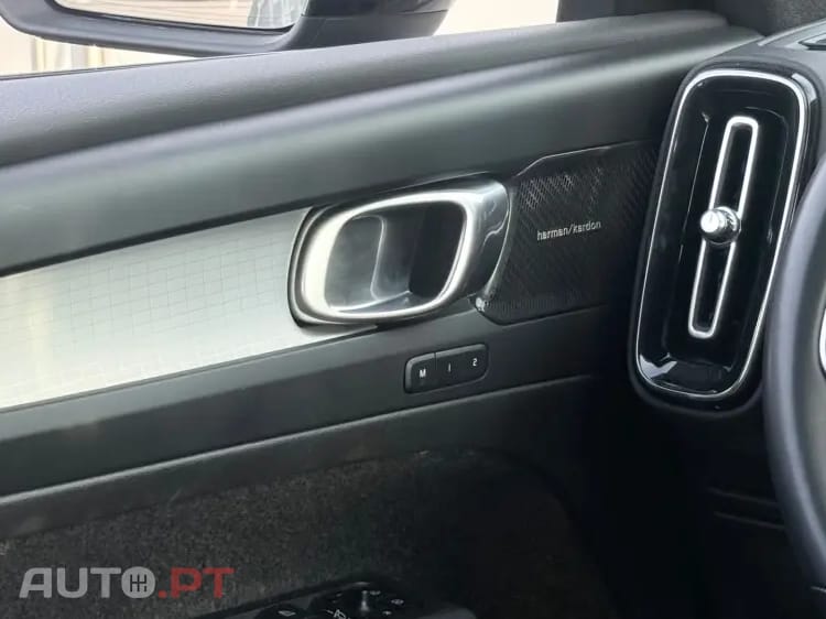 Volvo XC40 1.5 T2 Plus Dark Auto