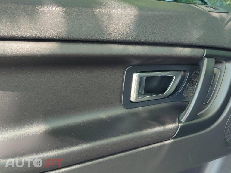 Land Rover Discovery Sport 2.0 eD4 HSE Luxury — fotografia 14
