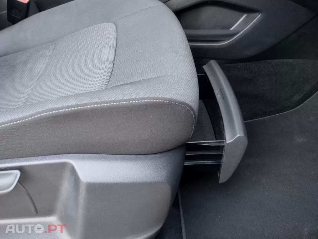 Volkswagen Golf 1.6 TDI Confortline — fotografia 17