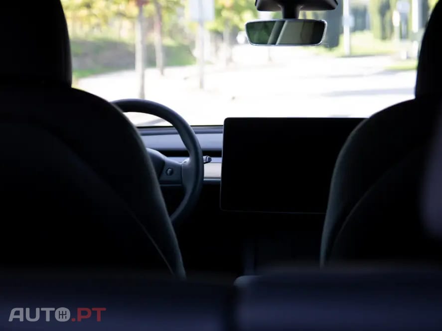 Tesla Model Y RWD — fotografia 12