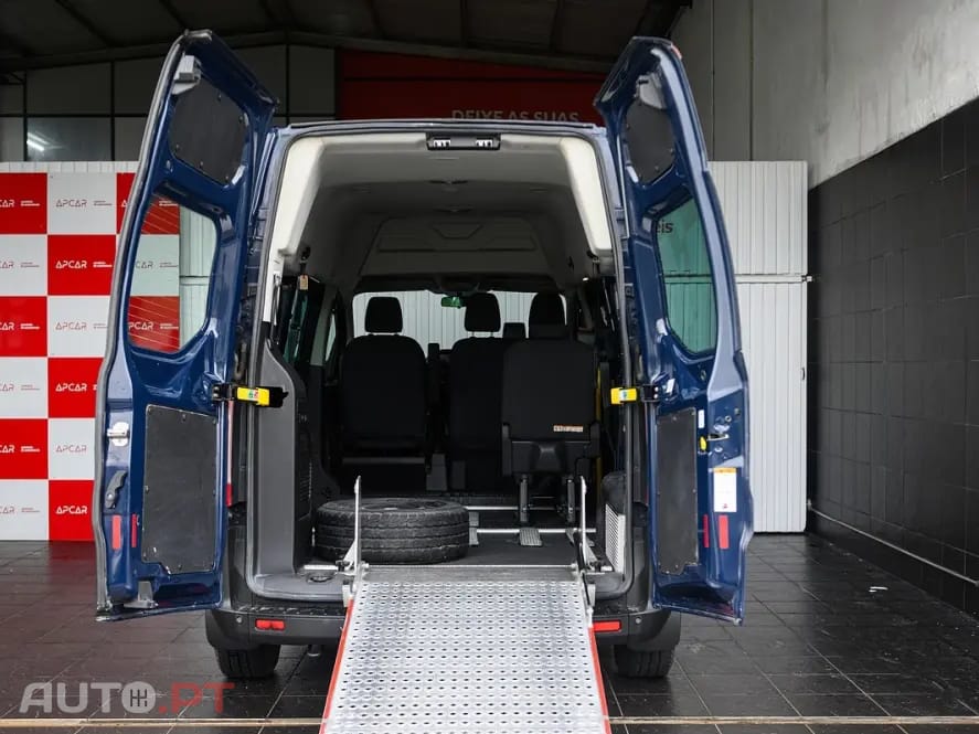 Ford Transit Custom Adaptada p/ 3 cadeiras de rodas