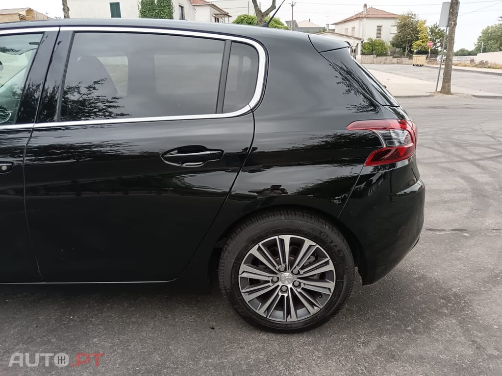 Peugeot 308 1.2 PureTech S&S Road Trip EAT8