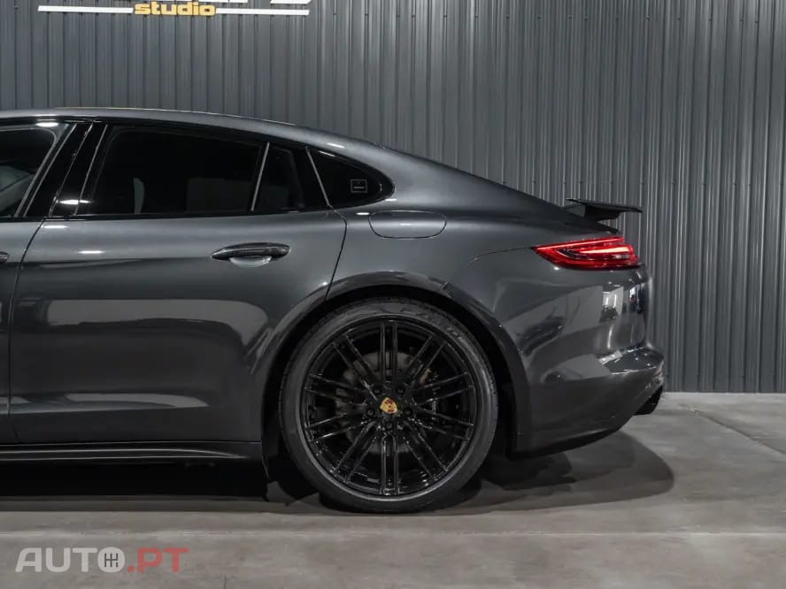 Porsche Panamera 4 E-Hybrid