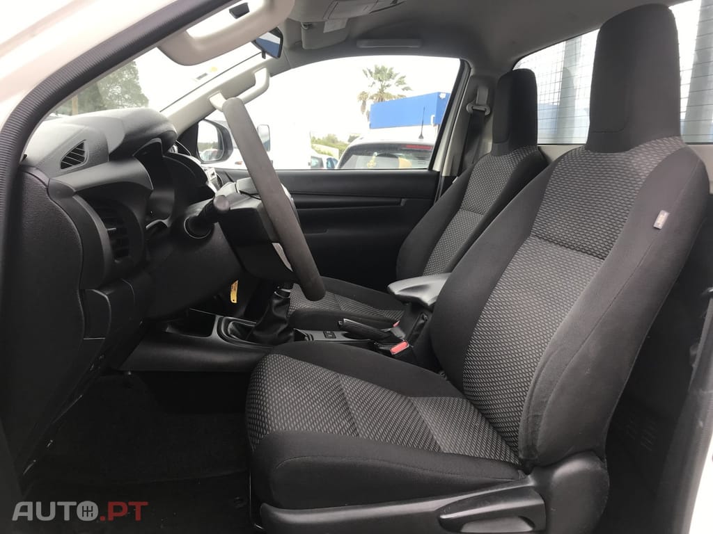 Toyota Hilux 2.4 D-4D 2WD CD