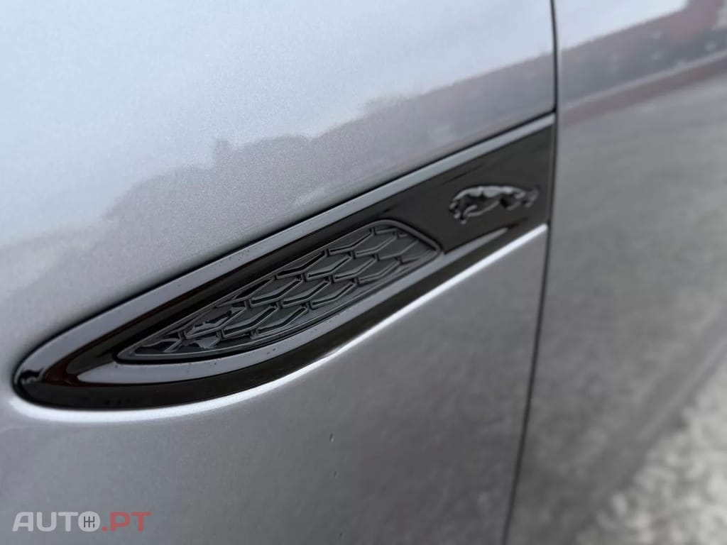 Jaguar E-Pace 1.5 P300e R-Dynamic SE AWD Aut. — fotografia 19