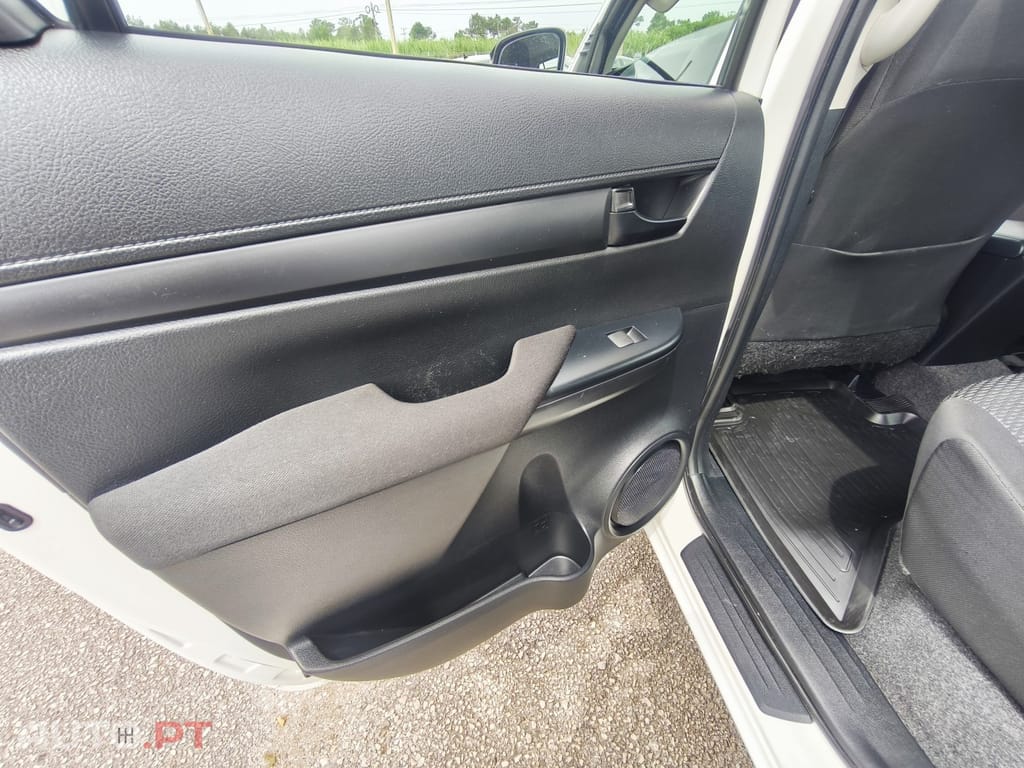 Toyota Hilux 2.4 D-4D 2WD CD