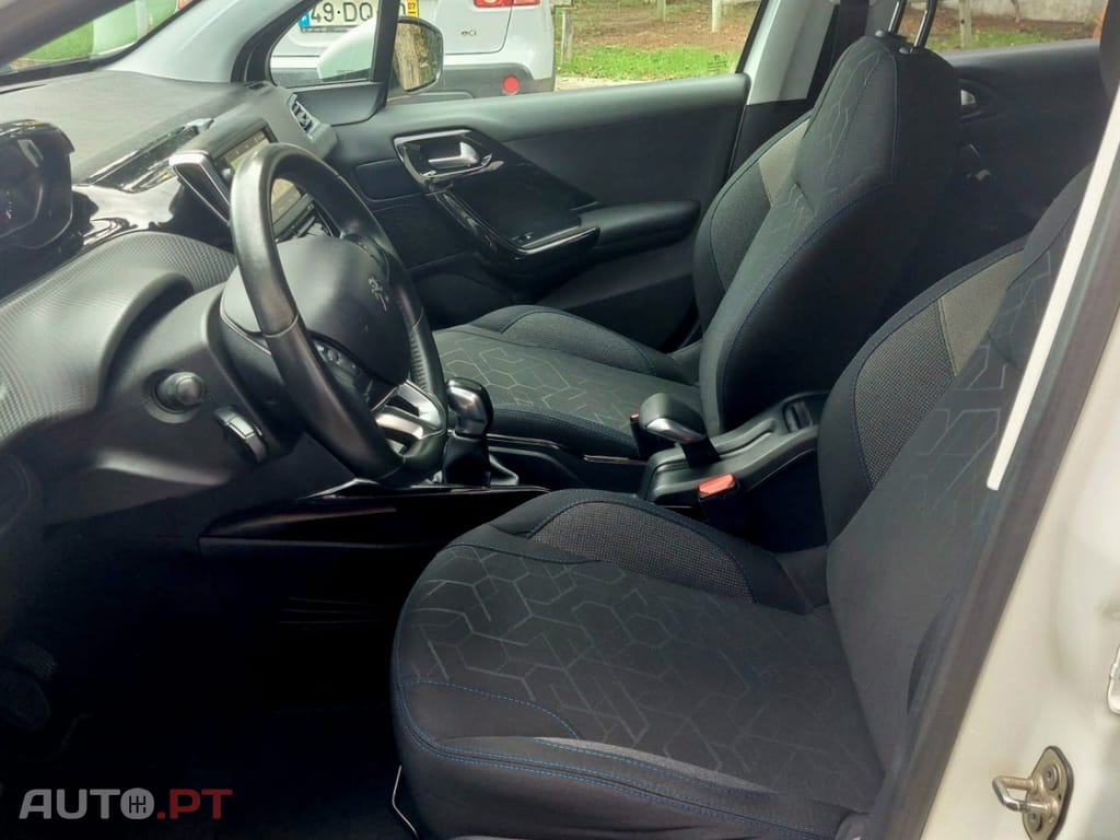 Peugeot 2008 1.2 PureTech Signature