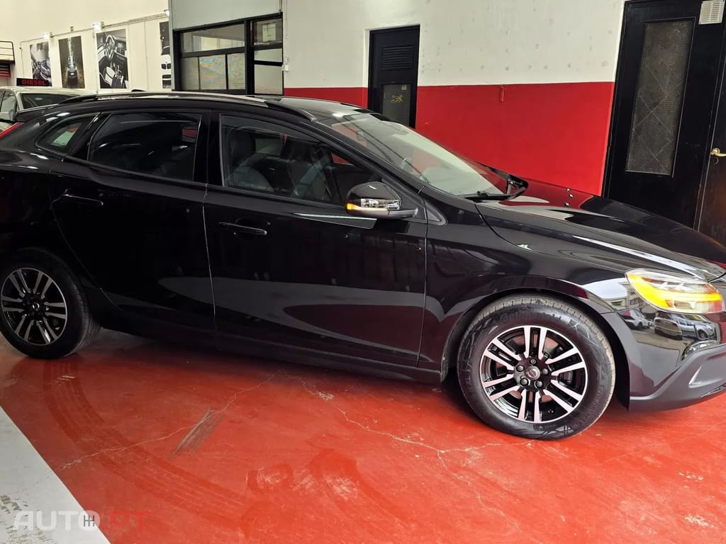 Volvo V40 2.0 D2 Momentum Geartronic — fotografia 3