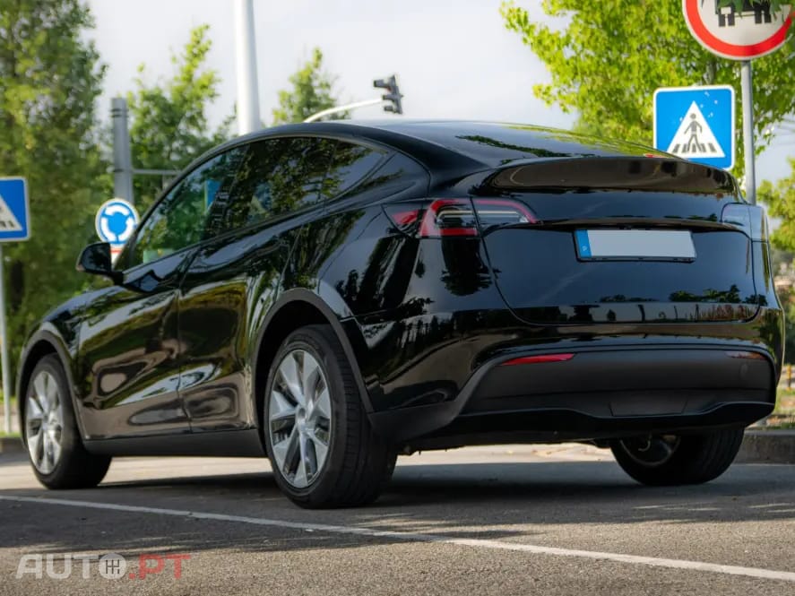 Tesla Model Y RWD — fotografia 8