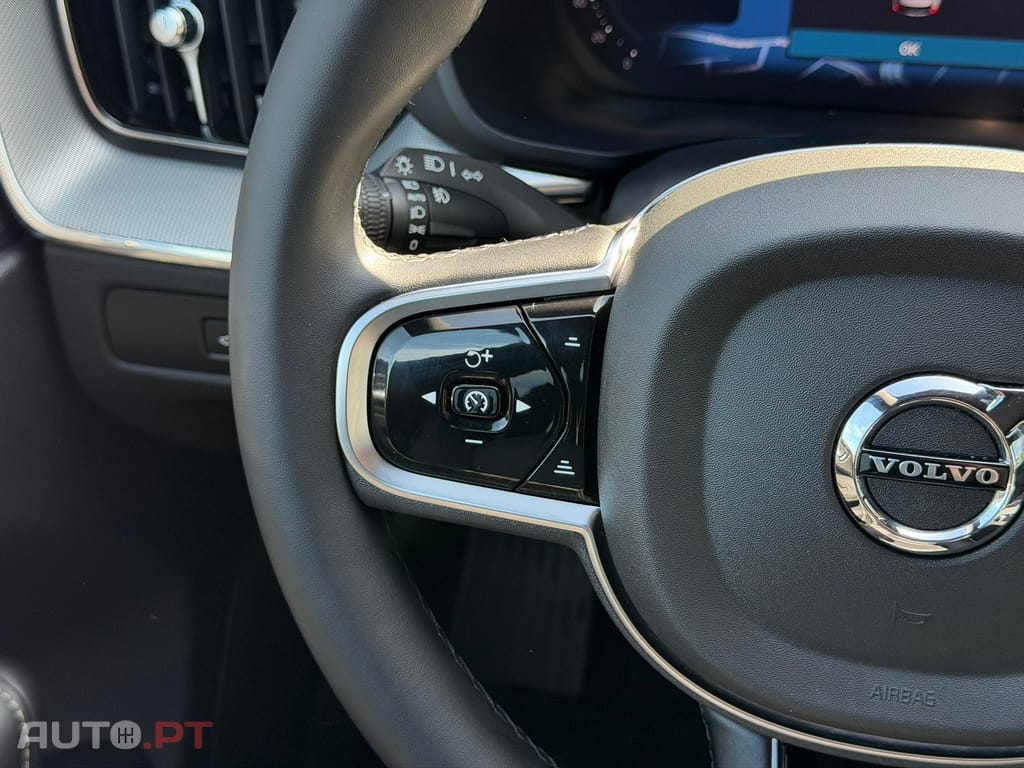 Volvo XC 60 2.0 T6 PHEV Black Edition AWD — fotografia 35